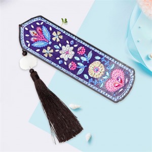 Comharradh-leabhair peantaidh daoimean 5D air a chumadh le ìomhaigh grèis-bhrat ealain daoimean Cross Stitch Leather Tassel Bookmark