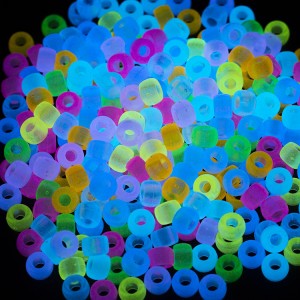 VB-001 1000 akrilnih 9 barvnih poni perlic 6x9 mm v razsutem stanju, ki se svetijo v temi