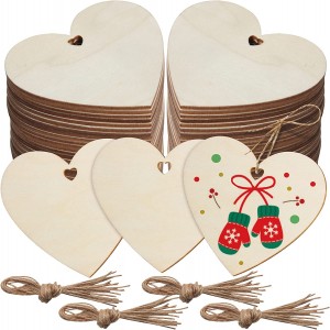 Nedovršene drvene oznake s izrezima u obliku srca s praznim drvenim visećim ukrasima u obliku srca u obliku rupe