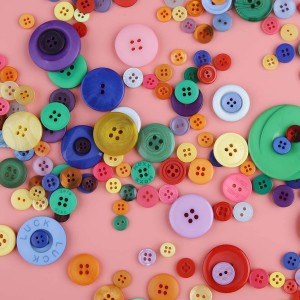 Zmiešané farby Rôzne veľkosti Okrúhle živicové gombíky na ručné šitie