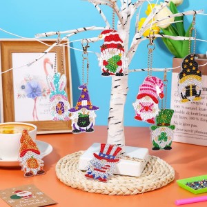 BA-812 12 pcs Holiday Gnomes Peantadh Daoimean Innealan Keychain, 5D DIY Gnome Art Keychains Gnome le dà thaobh Peantadh daoimean Peantadh Rhinestone Accessories sgeadachaidh dha clann Inbhich baga cùil