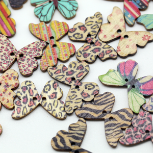 Случайный цвет, деревянная пуговица с изображением животных и бабочек, 2 отверстия, ручная работа, скрапбукинг, швейные аксессуары для ткани