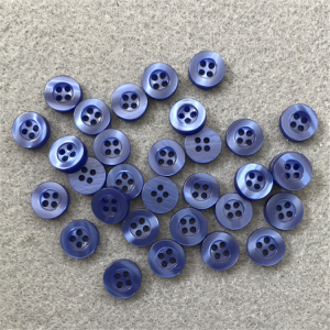 lag luam wholesale 4 qhov Polyester Resin engraved tsho khawm nrog kev cai logo