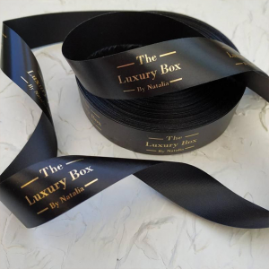 Kev cai luam wholesale logo kab tshoob kho kom zoo nkauj kub logo dub satin ribbon