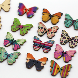 Rastgele Renk hayvan kelebek Ahşap Düğme 2 Delik El Yapımı Scrapbooking El Sanatları Dikiş Aksesuarları Kumaş