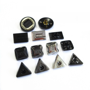 Shkronjat e prodhimit të cilësisë së mirë gdhendni logon e zezë argjendi me porosi në formë katrore buton i këputjes së aliazhit metalik