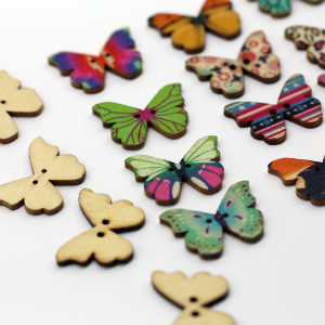Zufällige Farbe, Tier-Schmetterling, Holzknopf, 2 Löcher, handgefertigt, Scrapbooking, Basteln, Nähzubehör für Stoff