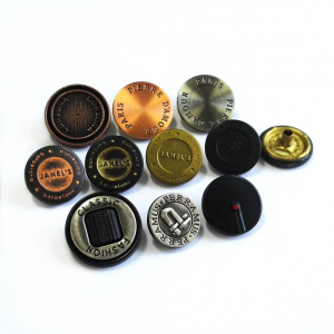 Hersteller Vintage-Buchstaben schnitzen graviertes Logo schwarz silber individuelle Form quadratischer Druckknopf aus Metalllegierung